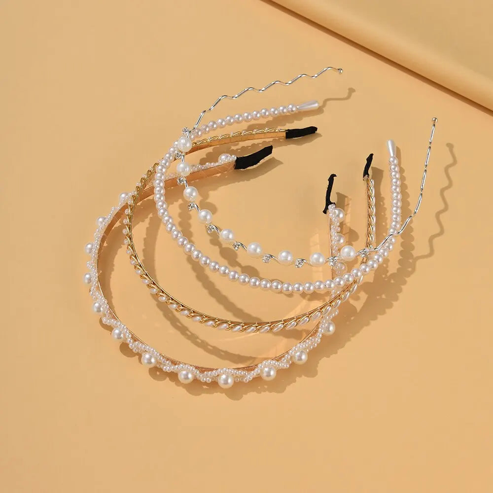 Elegant Pearl Hairband: A timeless accessory for a touch of sophistication.